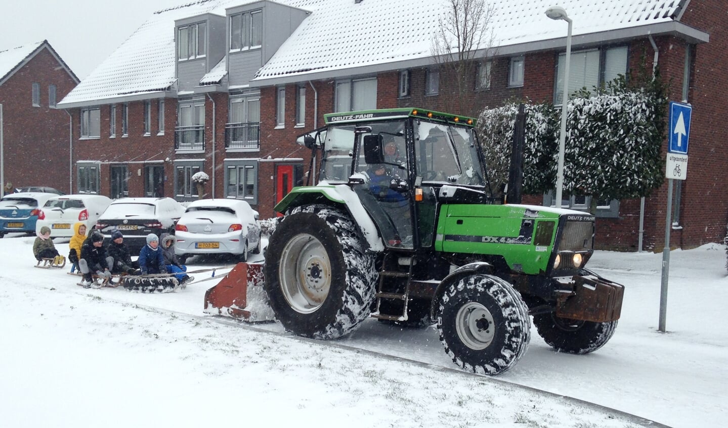 Sneeuwpret in de Barneveldse wijk Veller op de Brabanterlaan. 