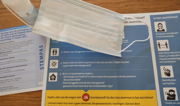 <p>Stemmen met mondkapje en na een gezondheidscheck</p>