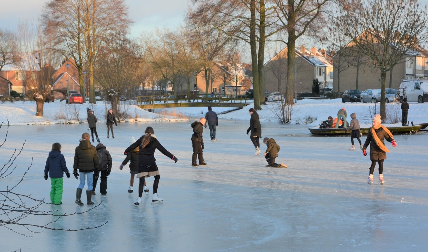 Het eerste schaatsplezier is een feit in Barneveld, zoals hier aan de Dr.Albert Schweitzerlaan