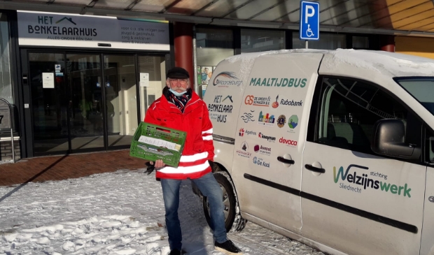 <p>Ton van Hienen is één van de vrijwilligers die de maaltijden bezorgt bij de cliënten van MaaltijdThuis – ook als het sneeuwt.</p>