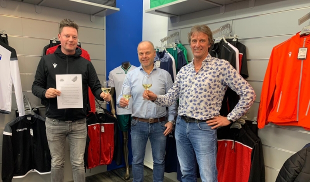 Voorzitter Michel Helmink, penningmeester Kees van Lopik van vvHardinxveld en Danny Kraaijveld van Sportcentrum Dordrecht proosten op de nieuwe samenwerking