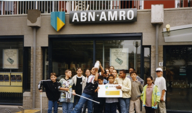 <p>Een foto van jaren gelden, op de foto leerlingen van De Baanbreker die geld storten bij de bank voor een goede doelen actie</p>