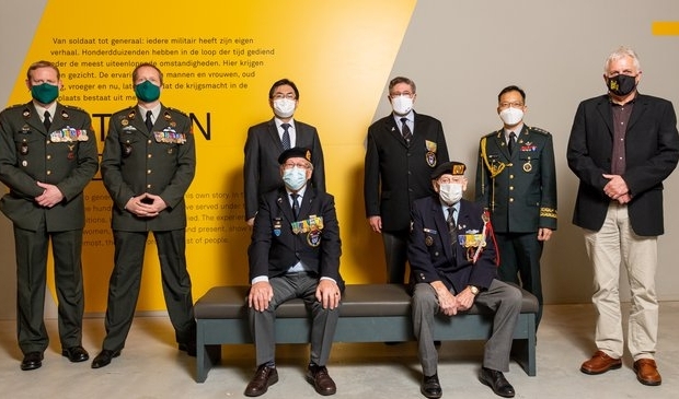 <p>De delegaties die bij de uitreiking door de Zuid-Koreaanse ambassadeur aanwezig waren.</p>