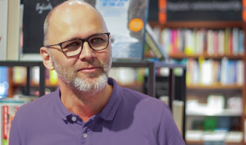 Remco Houtepen, bedrijfsleider van boekhandel LIbris Venstra: "Ik mis het praten over boeken met klanten en de sociale contacten." 