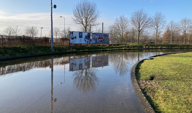 <p>De ijsbaan ligt nu nog onder water. ,,De vorst zal ons verder moeten helpen."</p>
