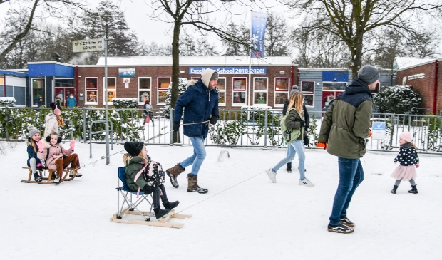 <p>Op de eerste dag na de (corona)sluiting op de slee naar school.</p>