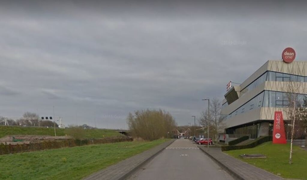 Aan Krijgsman zijn reeds diverse bedrijven gevestigd. Links de A9. In het pand rechts waar Esprit gevestigd was, heeft nu HP Nederland onderdak gevonden..