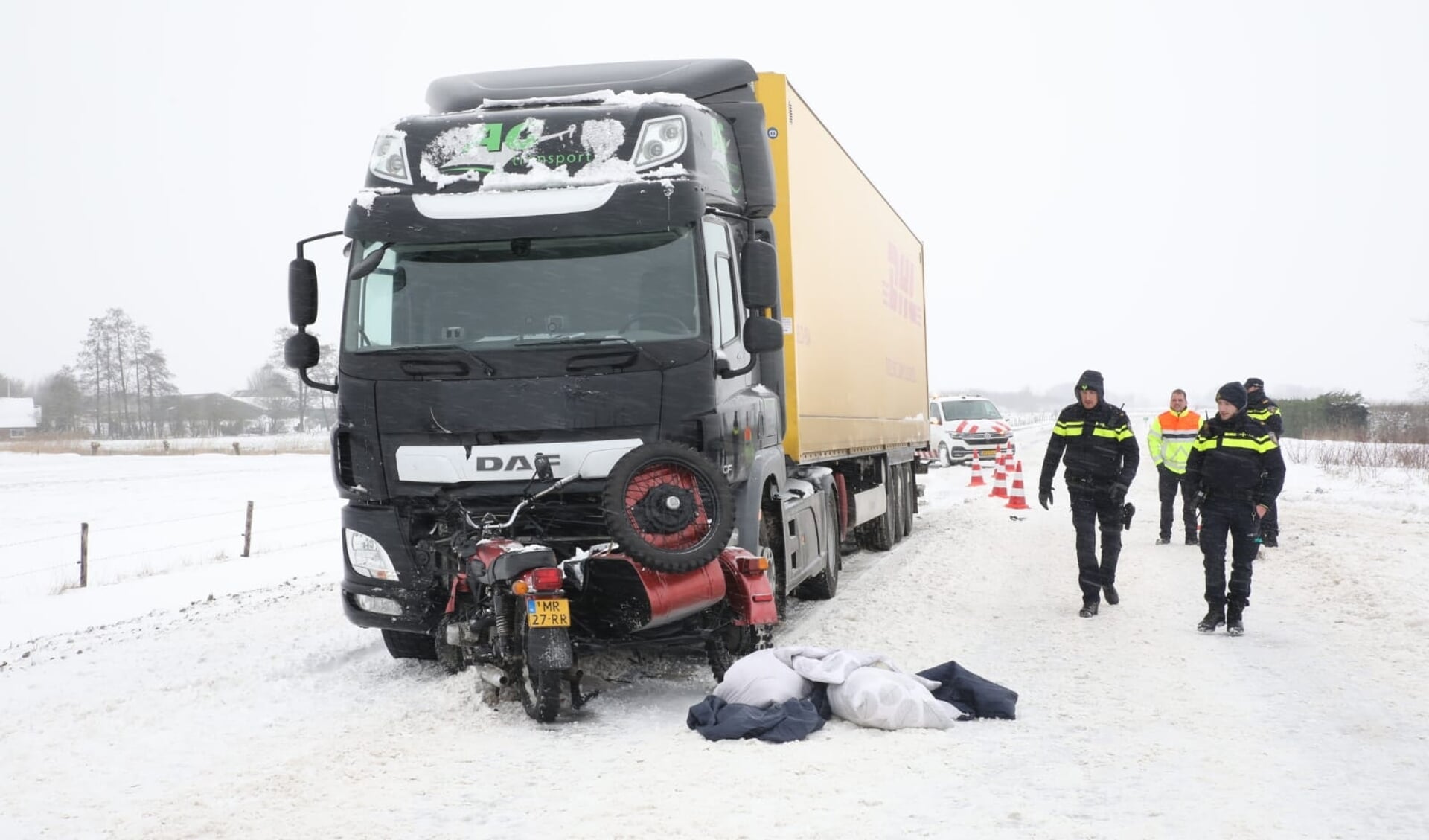 Ongeluk tussen motorrijder en vrachtwagen 