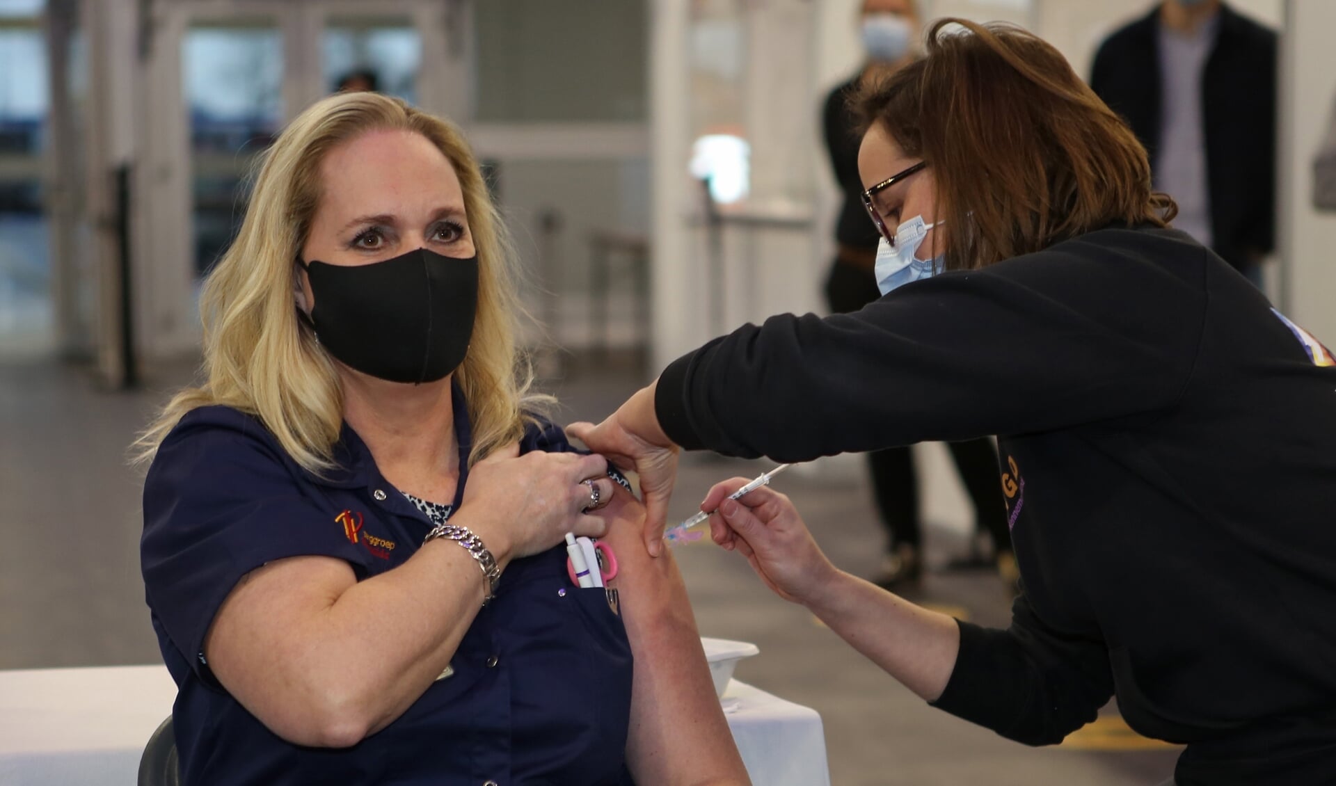 De 45-jarige verpleeghuismedewerkster Janneke van Zorggroep Reinalda werd als eerste geprikt tijdens de start van de vaccinatiecampagne in Haarlemmermeer.