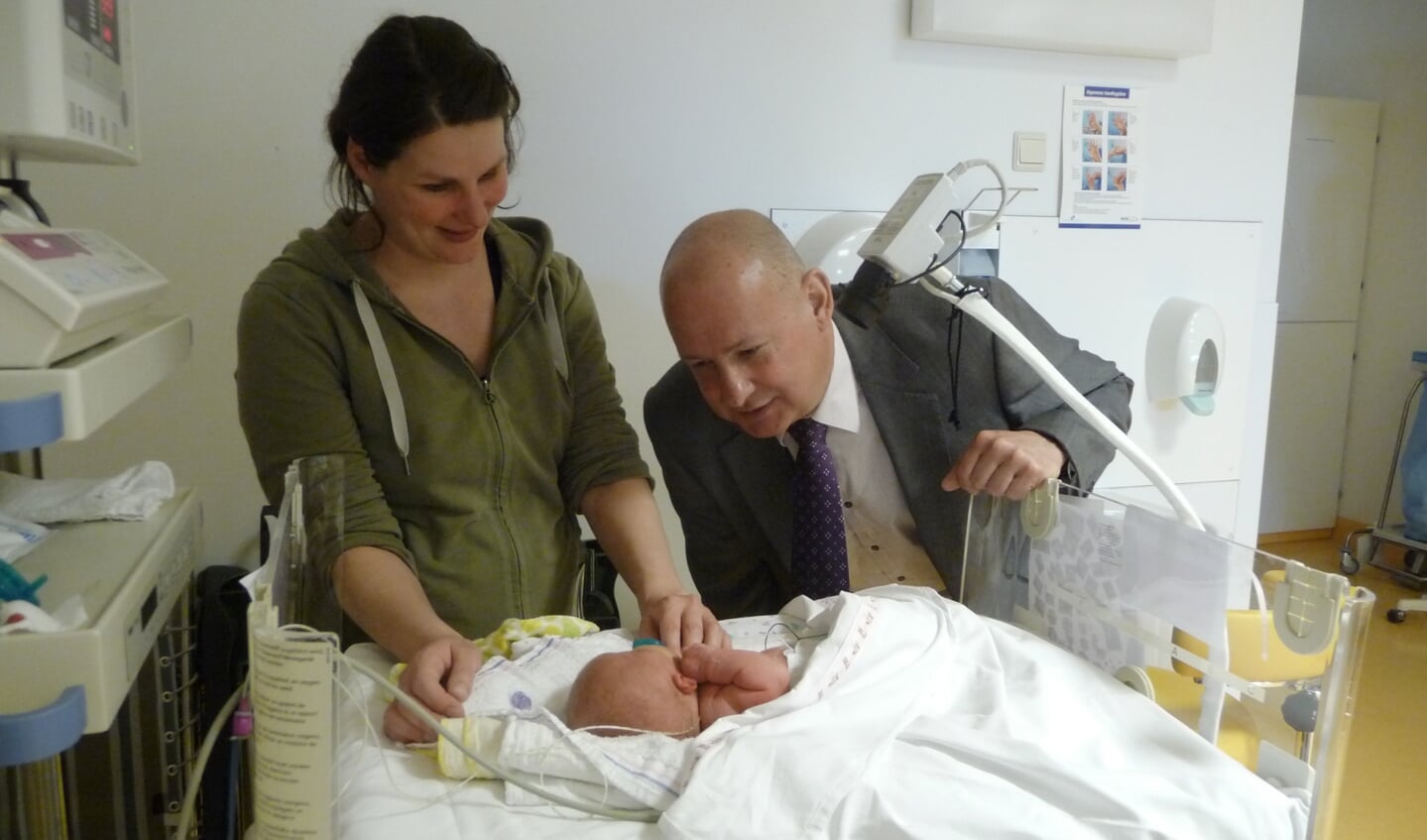 Jan van Dam met dochter Leonie bezoekt kleindochter Vera in het ziekenhuis, kort nadat ze is geboren.