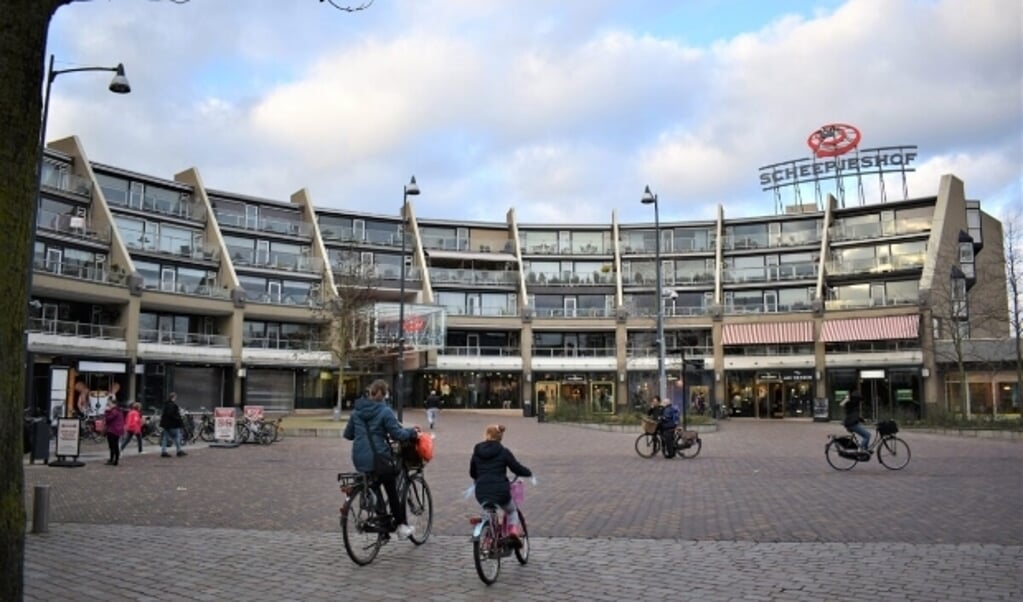 De voorzijde van het nu 31 jaar bestaande winkelcentrum Scheepjeshof. Supermarkt Boni laat een groot gat achter. 