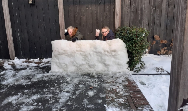 Miriam en Rick doen een sneeuwballengevecht