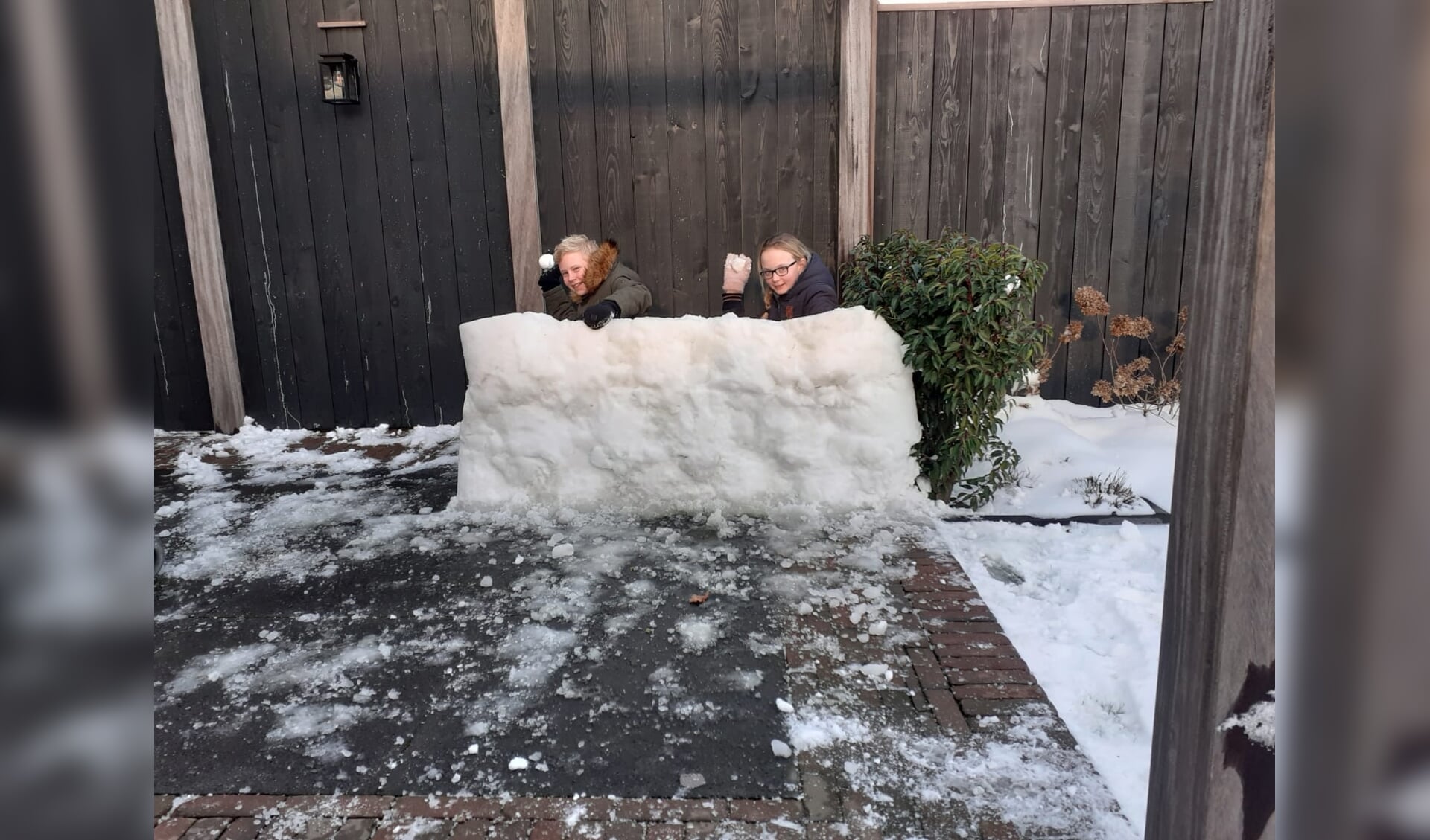 Miriam en Rick doen een sneeuwballengevecht