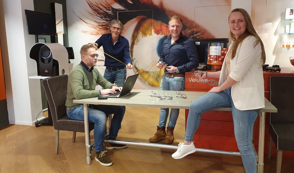 Opticiens Richard Tamminga, Niels Vijge en Joyce van Meerveld en fysiotherapeut Klaas van de Kamp (2e van links) geven advies.