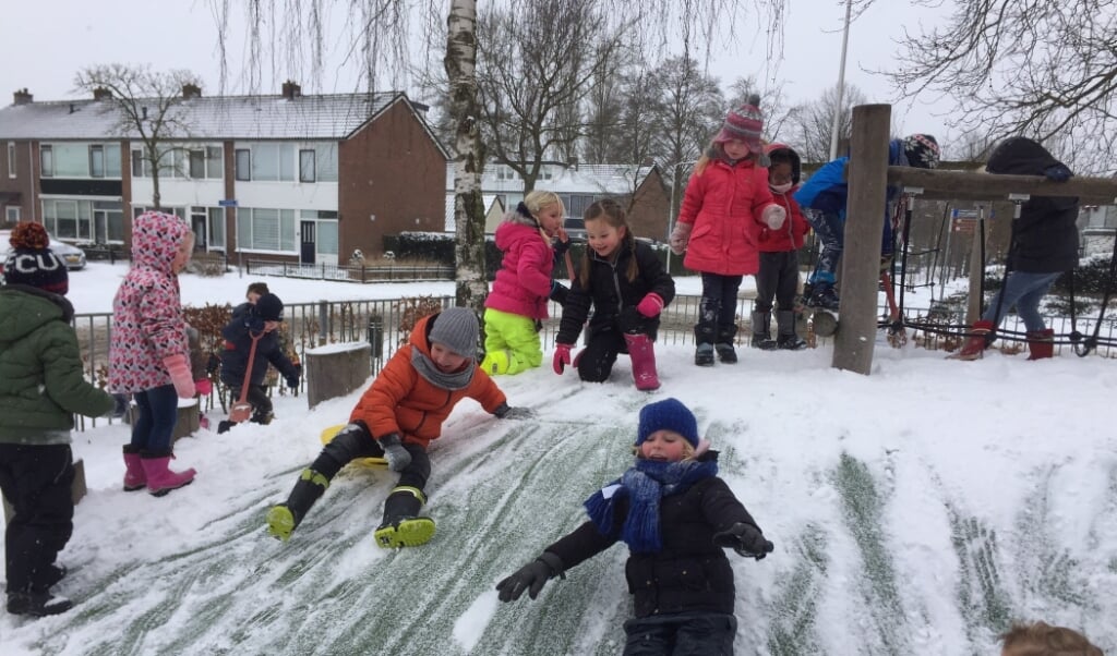 Kinderen spelen op het plein van de Olijfboom