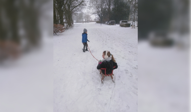 Maaike en Maarten, kinderen van dominee Bertie Boersma veilig op weg in de sneeuw.