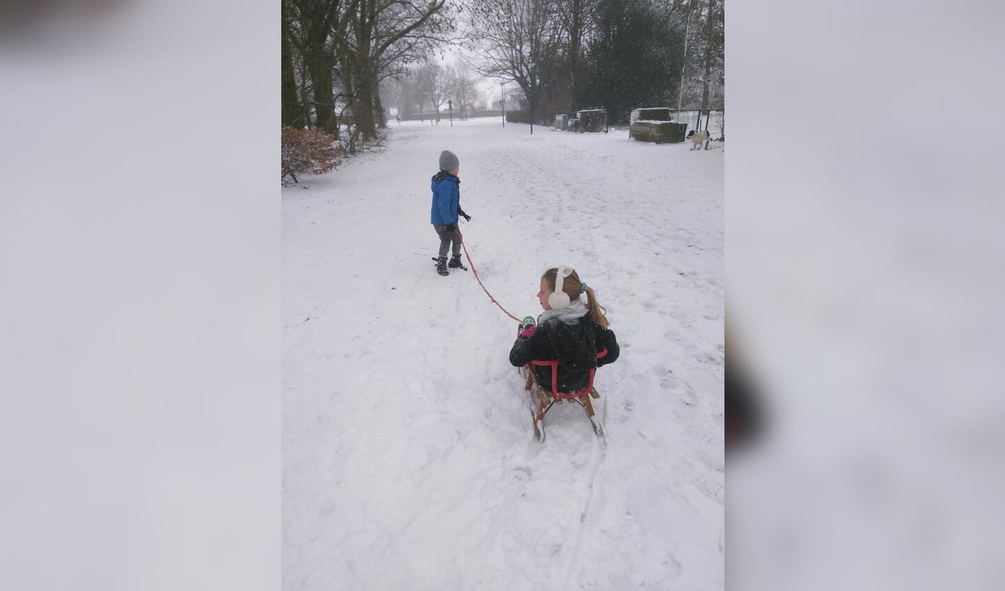 Maaike en Maarten, kinderen van dominee Bertie Boersma veilig op weg in de sneeuw. 