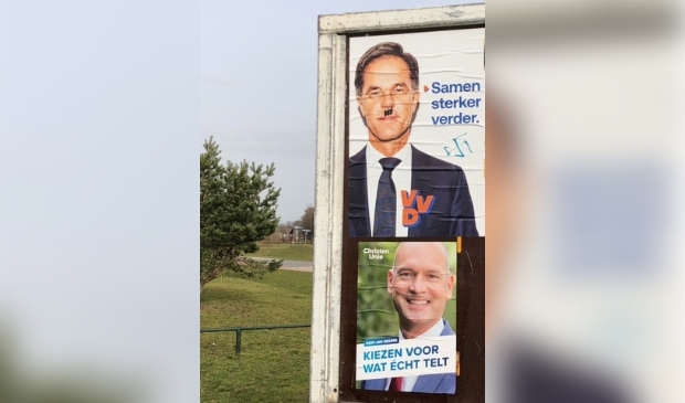 <p>Een van de verkiezingsposters van de VVD die is beklad.</p>