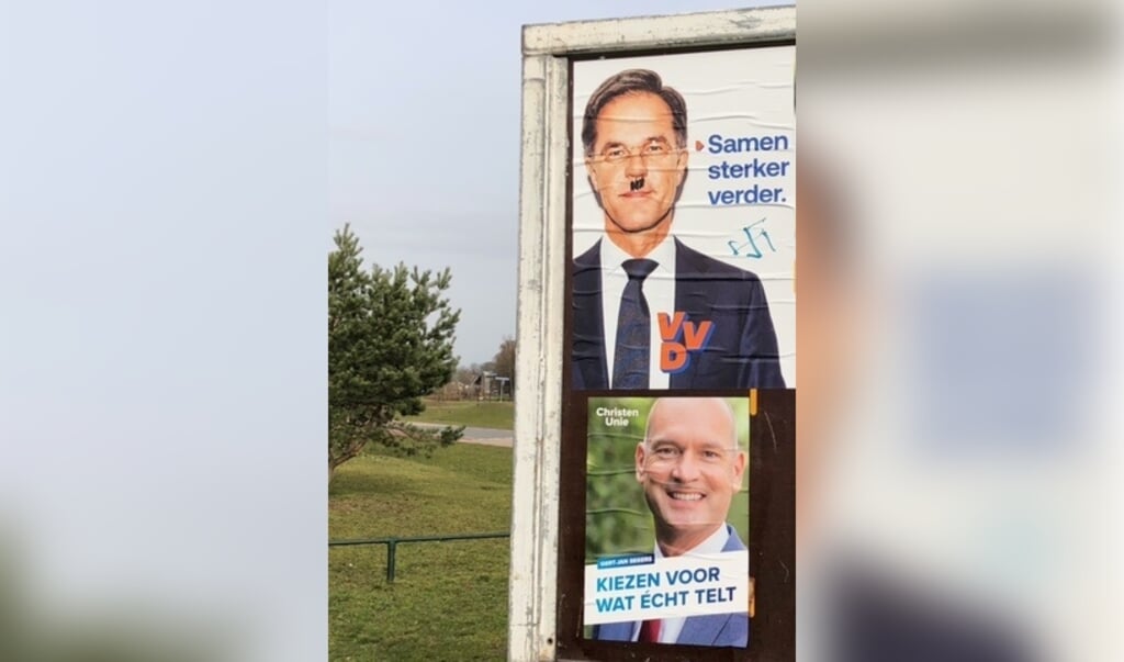 Een van de verkiezingsposters van de VVD die is beklad.