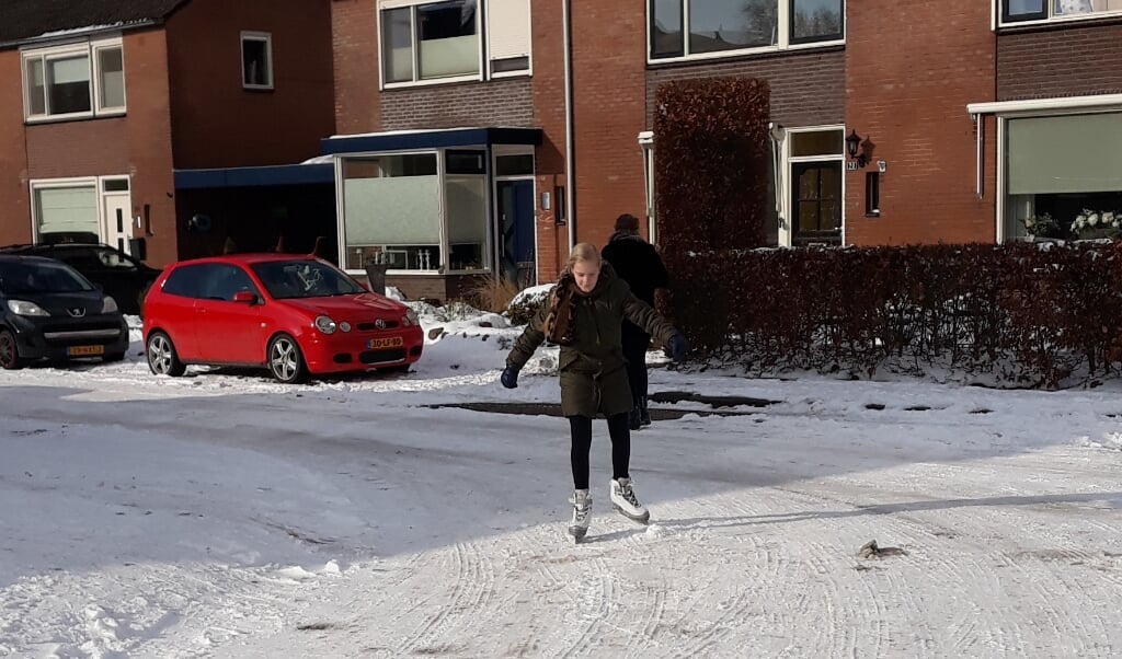 Julia schaatst door de straten van Scherpenzeel.