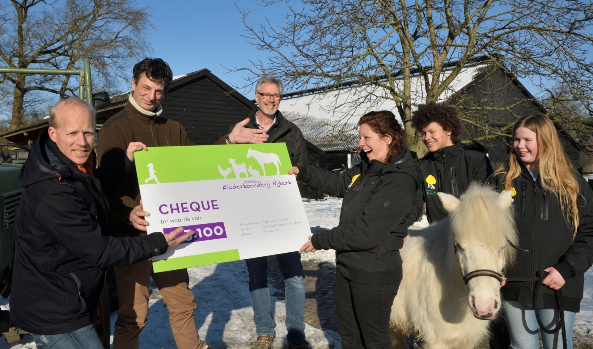 Zorgboerderij de Tinteler heeft donderdag een cheque ontvangen van de stichting Kinderboerderij Nijkerk. 
