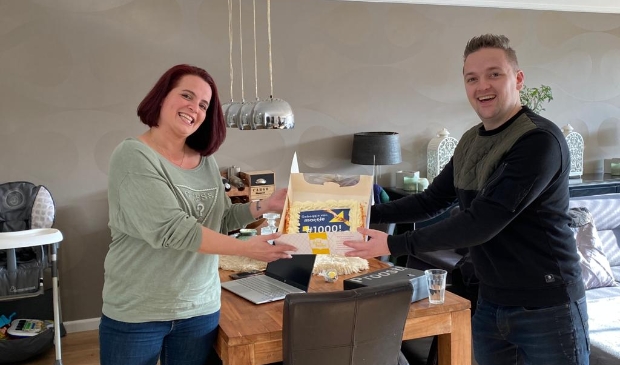 <p>Martijn den Besten, directeur Maqqie, heet Barbara van Ameijden van Private Security Solutions welkom als 1000e klant</p>