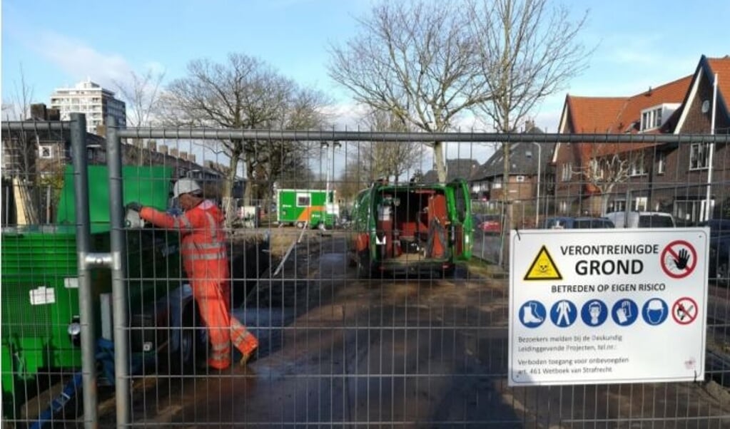 Op het hek rond de werkzaamheden van Stedin hangt een waarschuwingsbordje voor de verontreinigde grond