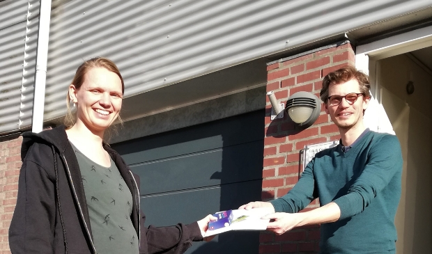 <p>Het eerste informatiepakket wordt uitgedeeld aan deelnemer Erik van de Nadort </p>