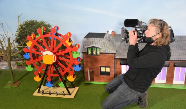 Voor cameraman Dick van den Berg is het een hele mooie toer om de miniatuurcarnavalstocht op beeld vast te leggen.