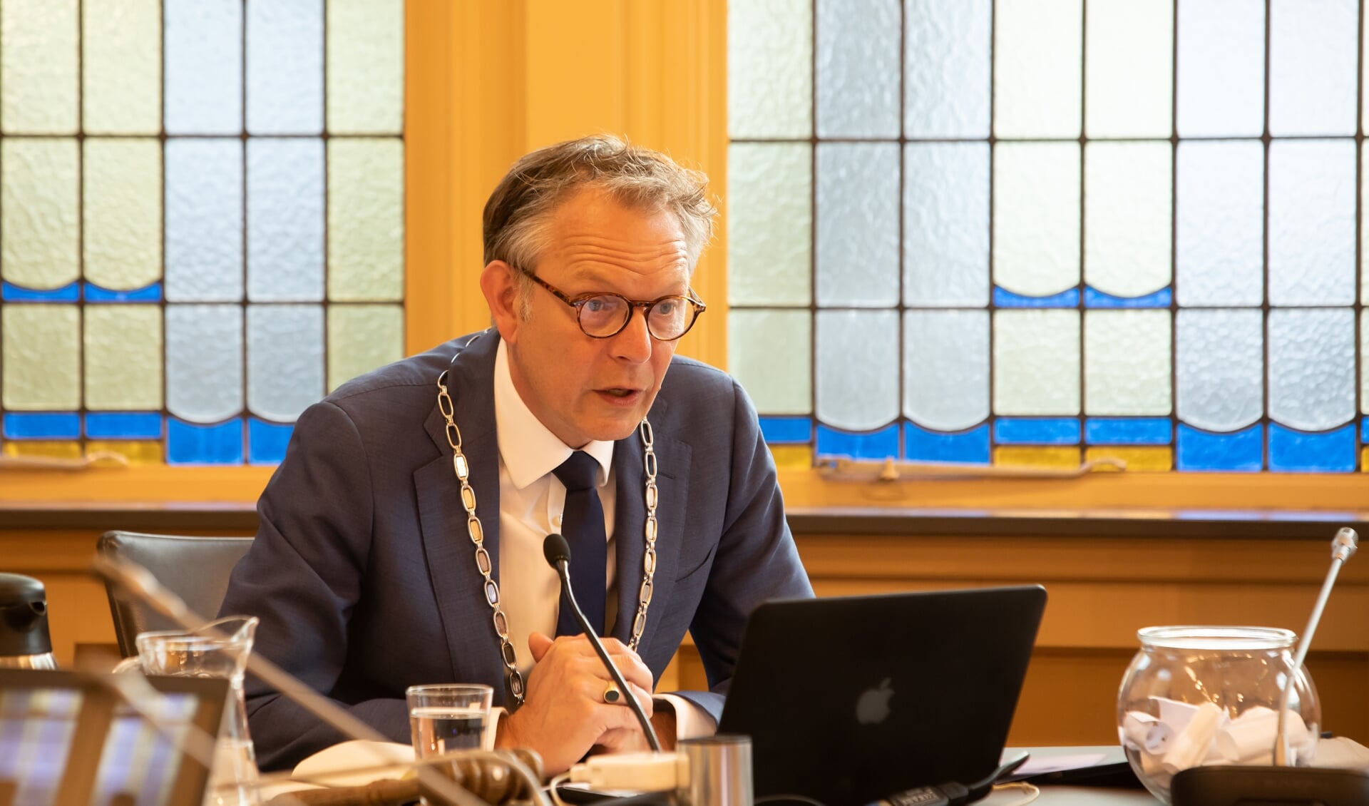 Burgemeester Mark Röell pakt zijn werk weer, op maar in feburari nog niet als voorzitter van de gemeenteraad.  
