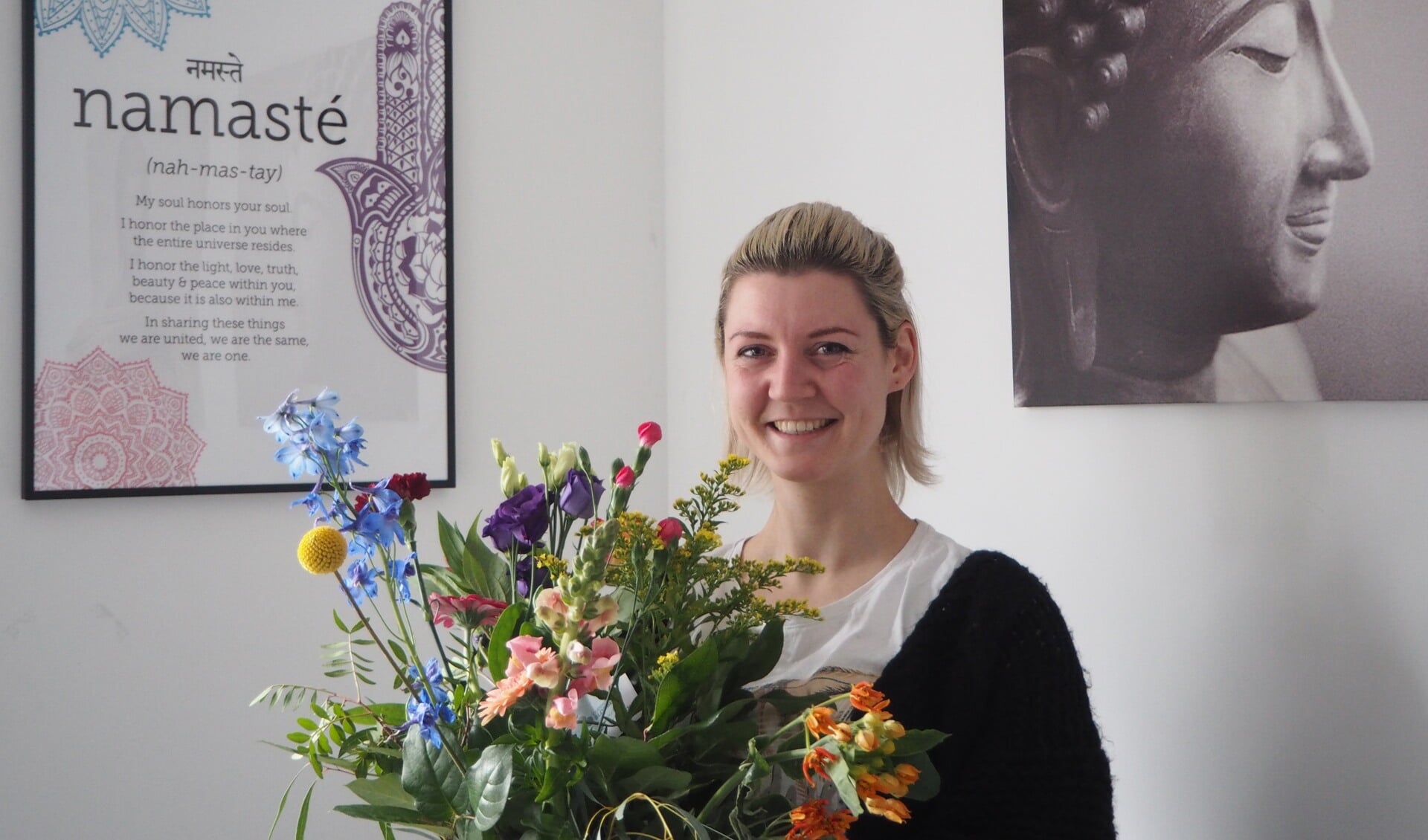 Mariska Boer met de bos bloemen gekregen van burgemeester Gerolf Bouwmeester.