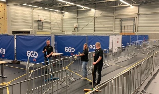 <p>Sporthal de Hoefslag is helemaal ingericht voor het vaccineren tegen corona</p>