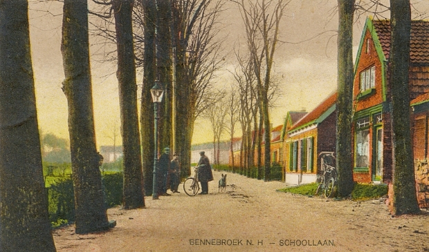 De Schoollaan in Bennebroek rond 1920, gezien in zuidelijke richting.