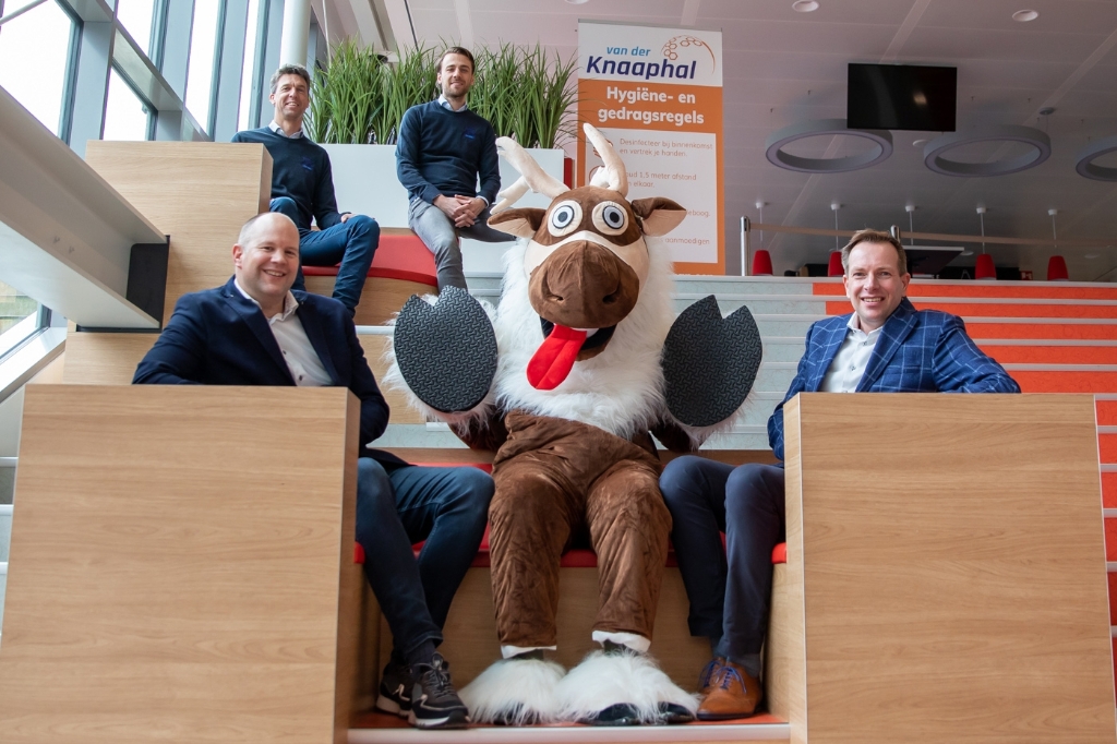 <p>Elbert Schrier en Leon Verbakel (ZVV Ede) kijken trots. </p><p>Hannes de Paauw en Michiel Dekens (rechts) met mascotte Bert 't Hert (ZVV Ede)</p>