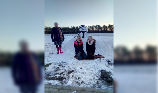 De oude buurvrouw met haar buurkinderen