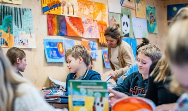 <p>Willemien Roelse, docent vrijeschoolleerroute, met haar klas toen er nog live werd les gegeven. </p>