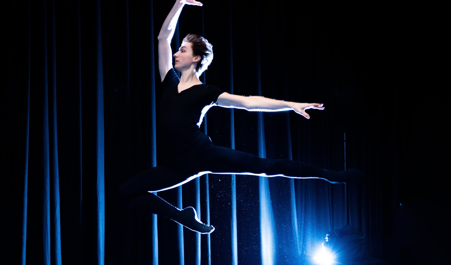 Driebergse balletdanser Sven de Wilde oefent een sprong in de theaterzaal van De Cultuurhoek.