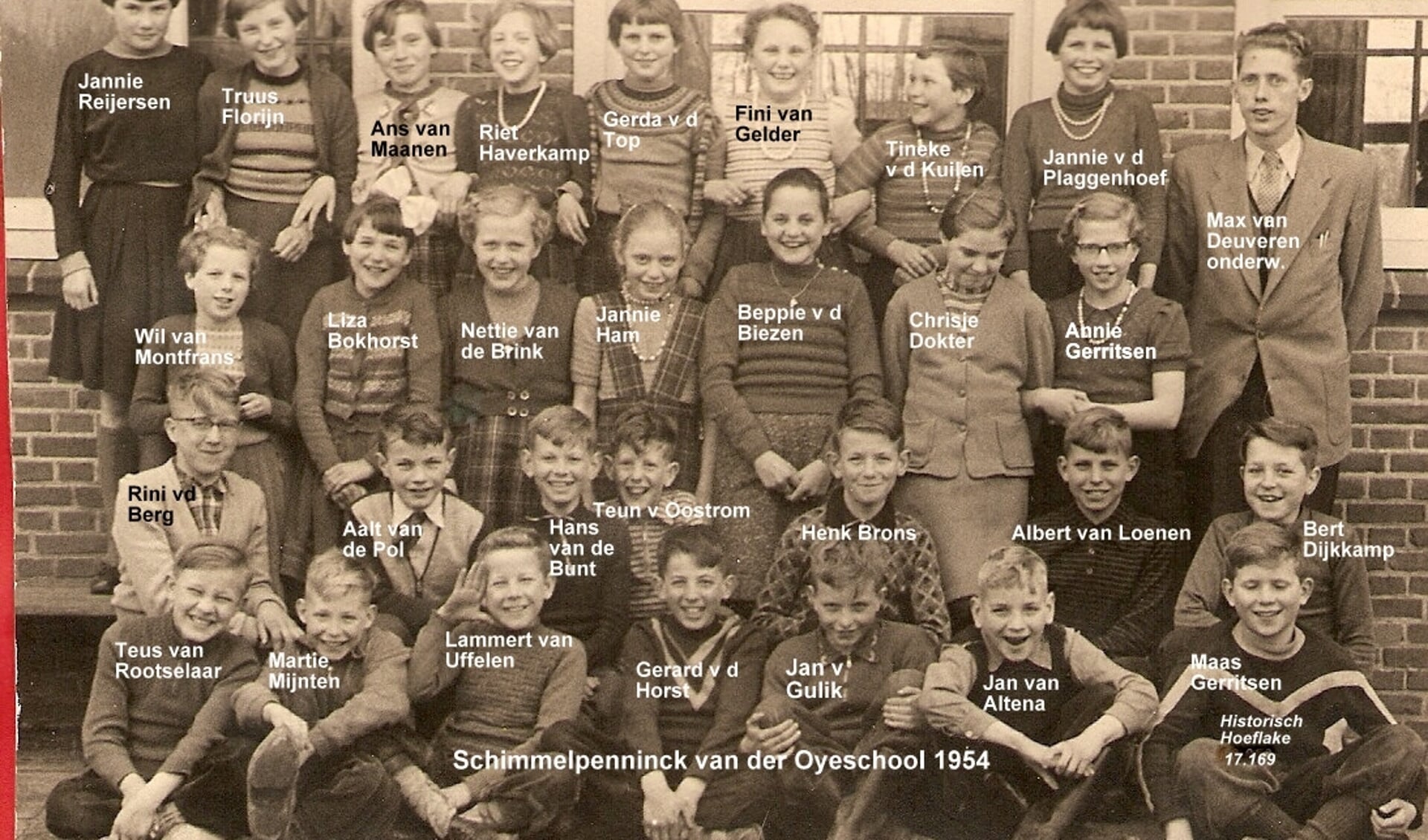 Klas 6 van de SvdO-school in 1956. Bovenste rij, helemaal rechts, Meester van Deuveren.