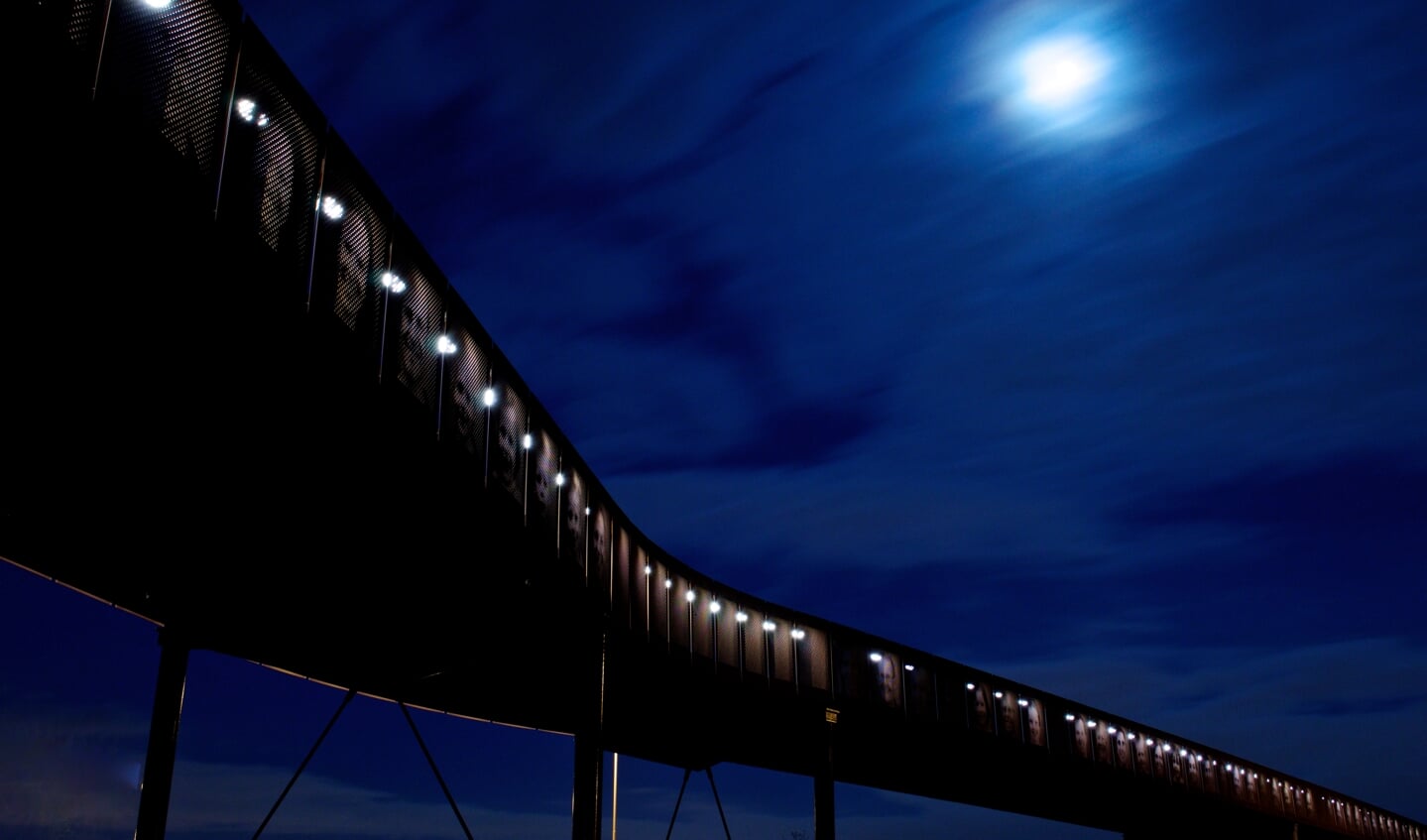 De Duinpadbrug krijgt tijdens het 'blauwe' uur van Maarten Boon iets mystieks. 