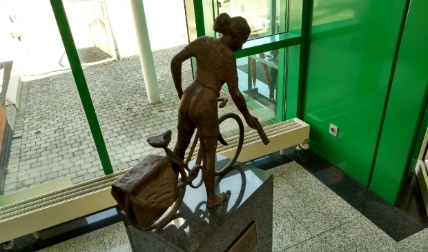 In de hal van het hoofdkantoor van BDUmedia in Barneveld staat een beeldje als ode aan de bezorger.