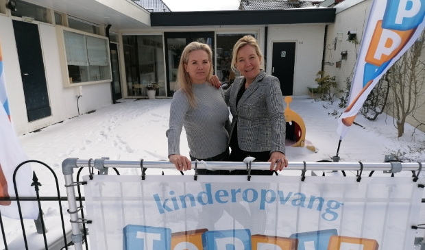 <p>Liesbeth Schipper en Varna Vos bij Toppie aan de Verbindingsweg 3A: ,,Wij willen de kinderen het huiselijke van een thuis meegeven."</p>