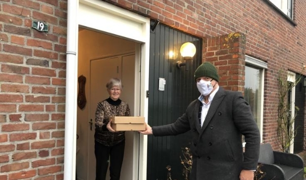 <p>De 82-jarige Els Borsje met een maaltijd van de The Farm Kitchen </p>