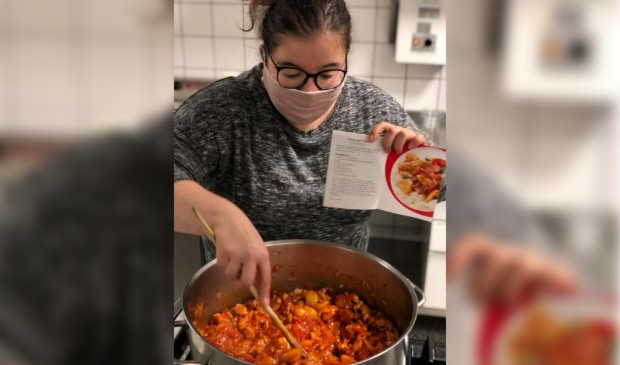 <p>Deelnemer Tamara helpt vaak mee met het koken van de maaltijden op donderdag. </p>