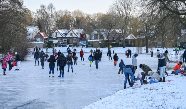 <p>Op de vijvers in Overhees schaatsen liefhebbers van alle leeftijden, al dan niet met een hulpmiddel.</p>
