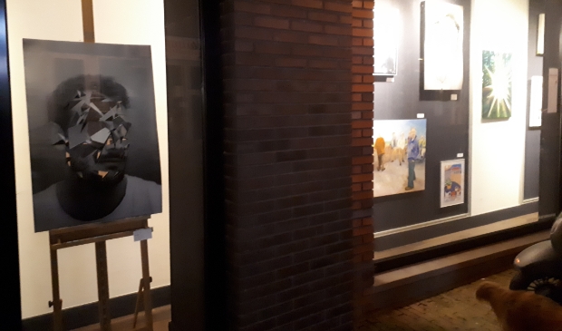 de etalage tentoonstelling is dag en nacht corona-proof te bezoeken