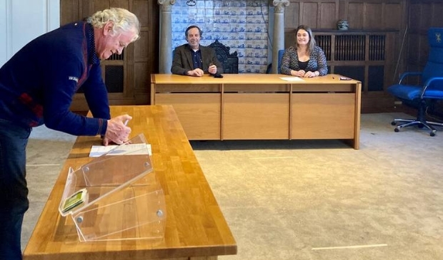 <figcaption>Onder toeziend oog van Wethouder Ellen Verheij en OBZ voorzitter Dick Hulsebosch tekent Peter Tromp als vertegenwoordiger van één van de betrokken ondernemersorganisaties de intentieverklaring.</figcaption>
