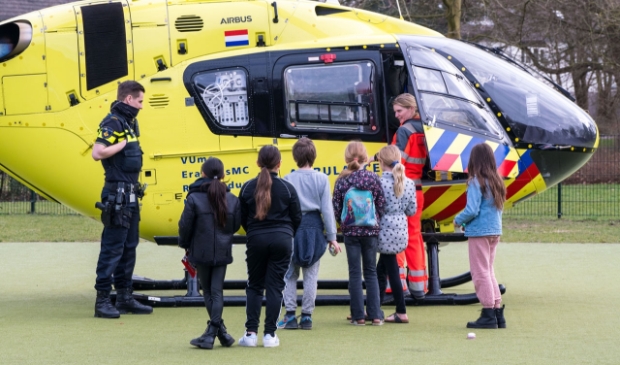<p>De traumaheli trok veel bekijks.</p>