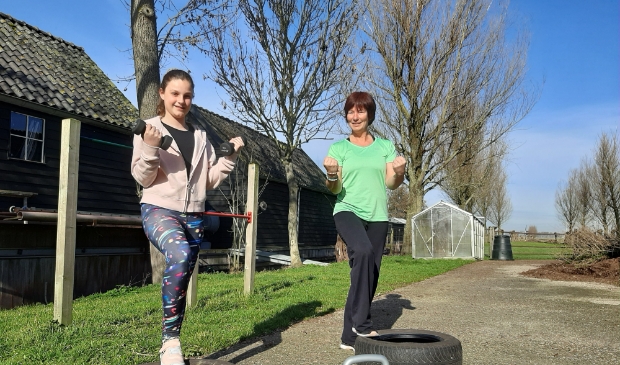 <p>Deelneemster Nienke (links) doet mee met de bootcamp voor tieners van Jenny Hoekwater (rechts).</p>