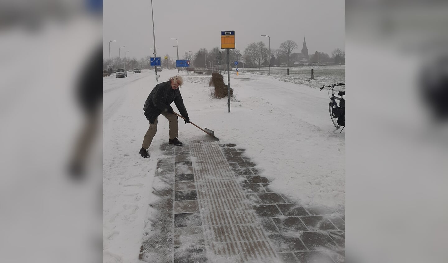 De bushalte wordt sneeuw- en ijsvrij gemaakt