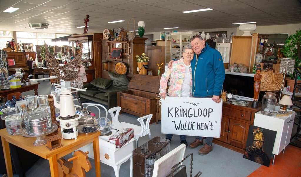 Willeke en Piet Langeweg in de nieuwe kringloopwinkel aan de Dr. Willem Dreeslaan in Barneveld.